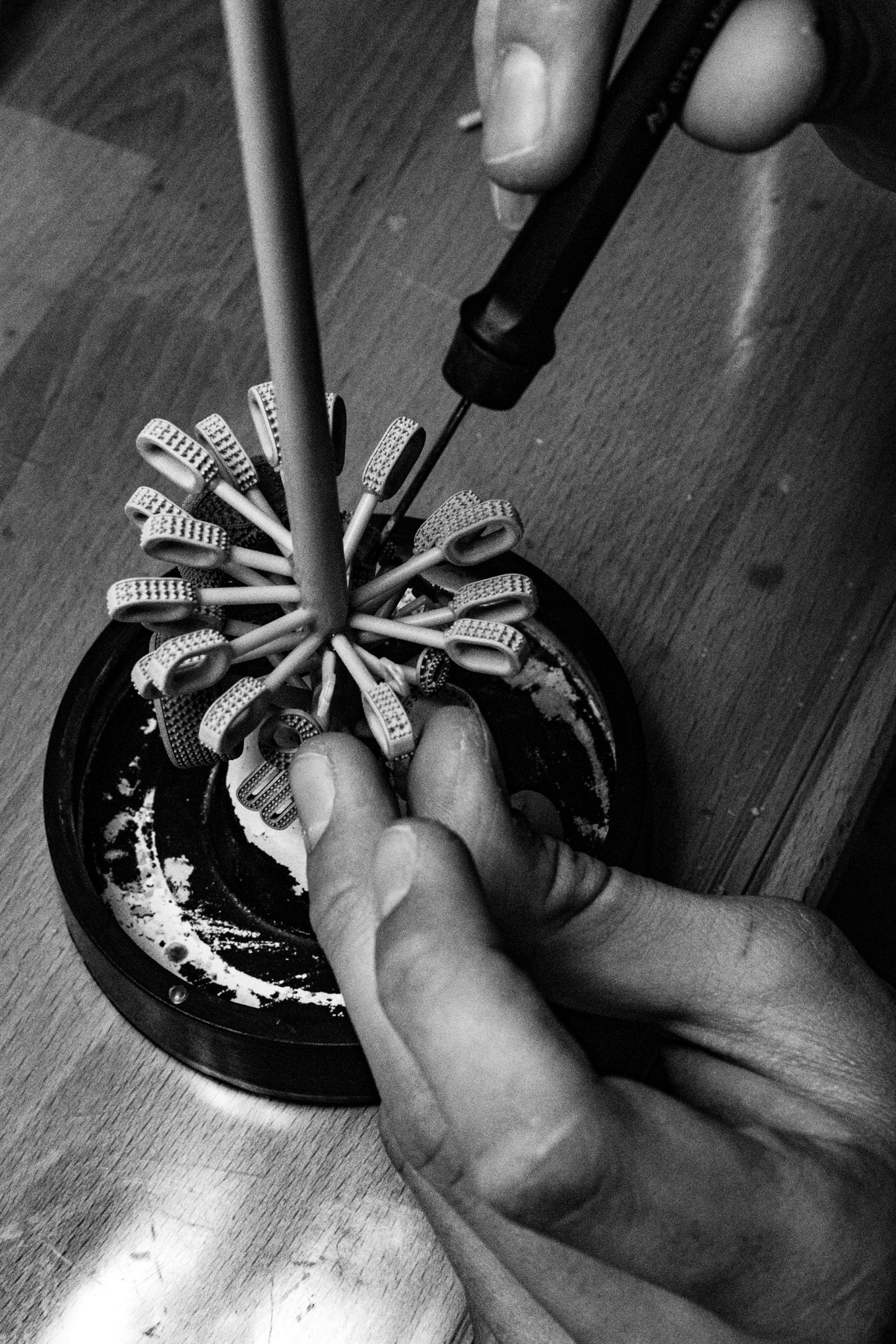 Aufbau eines 3D-Gussbaums mit Wachsmodellen für die Schmuckherstellung.