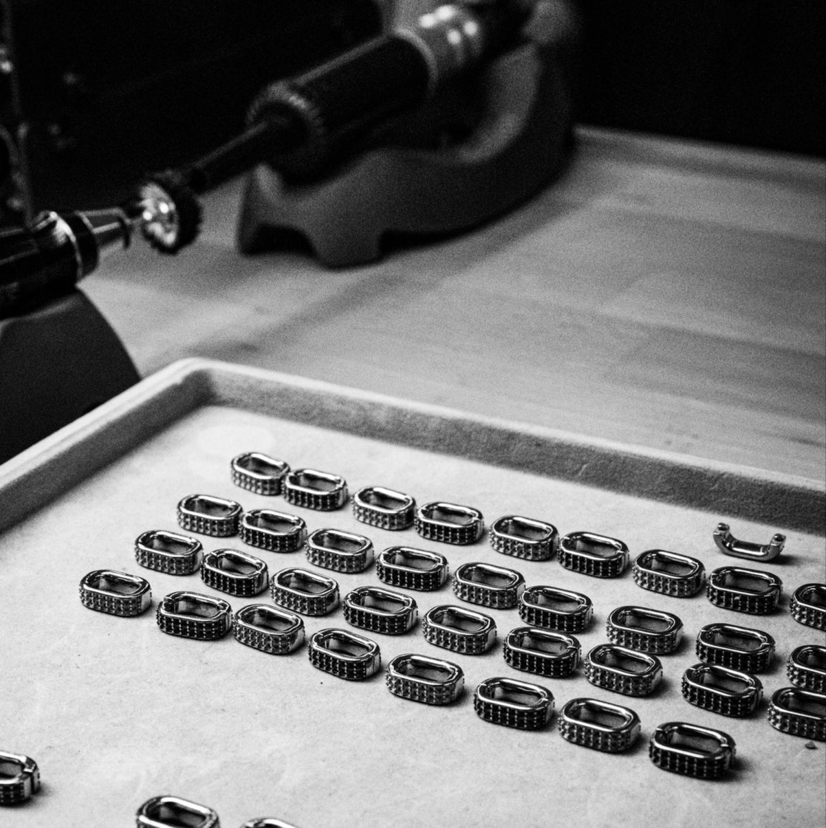 Serienproduktion von Schmuckteilen nach Edelmetallguss bei Precious Metal Casting.
