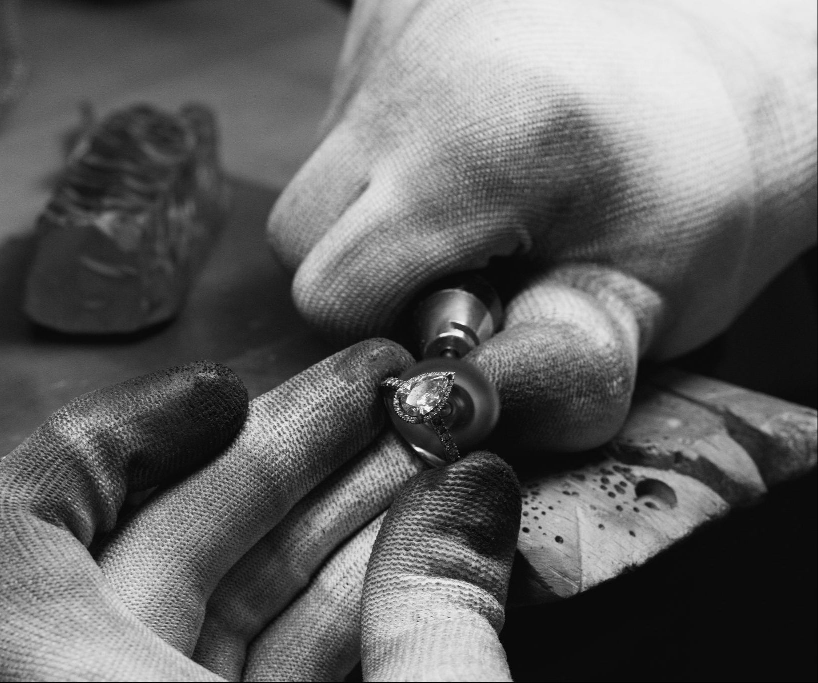 Steinsetzer fasst präzise einen Diamanten in einen Ring ein.